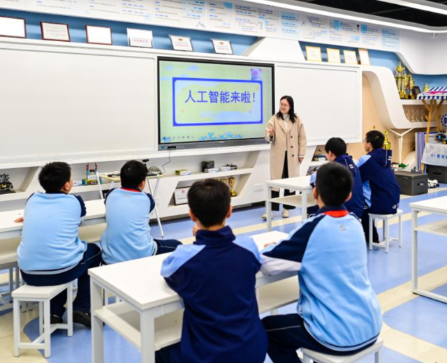 简略互动年级高一些的学生乃至能够尝试自己编程完成其间的部分模块